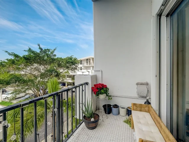 2750 NE 183rd St # 304, Aventura FL 33160