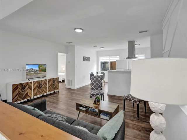 536 NW 48th St, Miami FL 33127