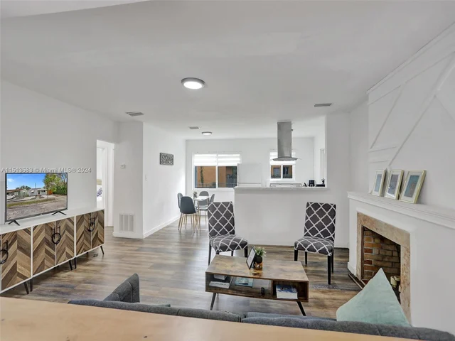 536 NW 48th St, Miami FL 33127