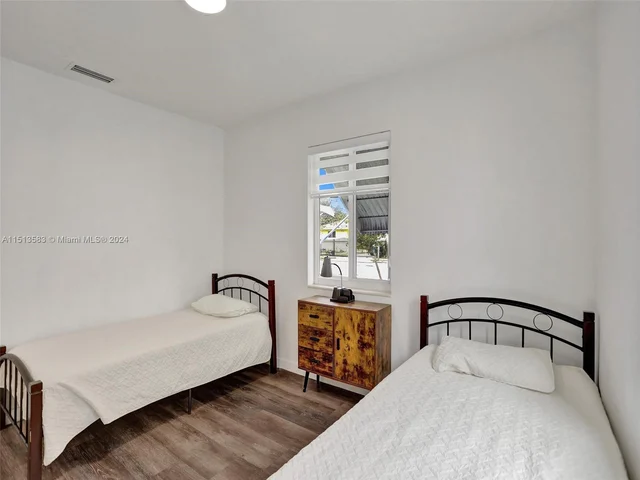 536 NW 48th St, Miami FL 33127