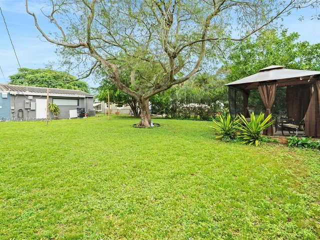 2518 Thomas St, Hollywood FL 33020