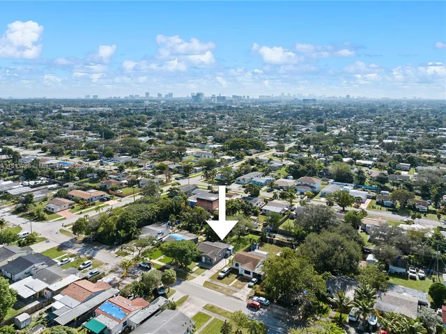 2518 Thomas St, Hollywood FL 33020