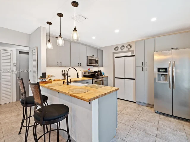 2518 Thomas St, Hollywood FL 33020