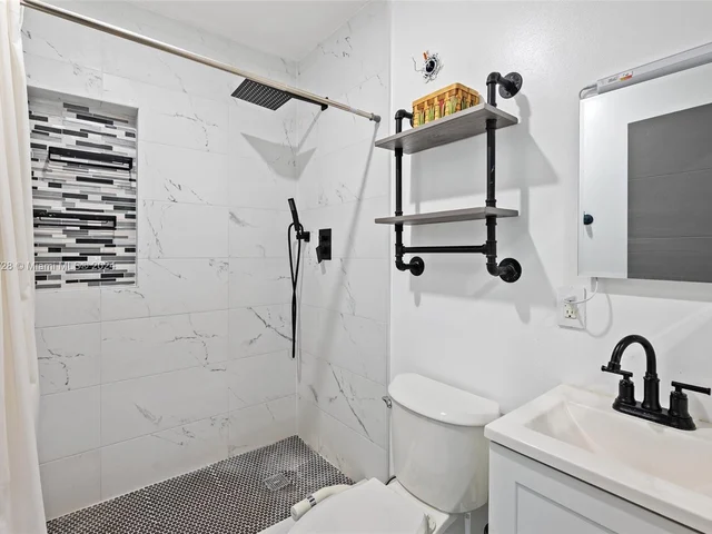 2518 Thomas St, Hollywood FL 33020