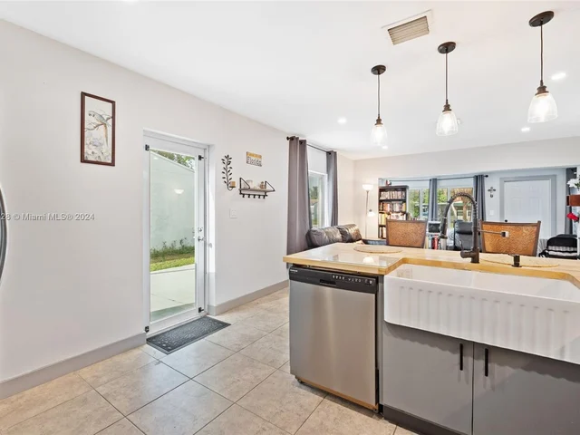 2518 Thomas St, Hollywood FL 33020