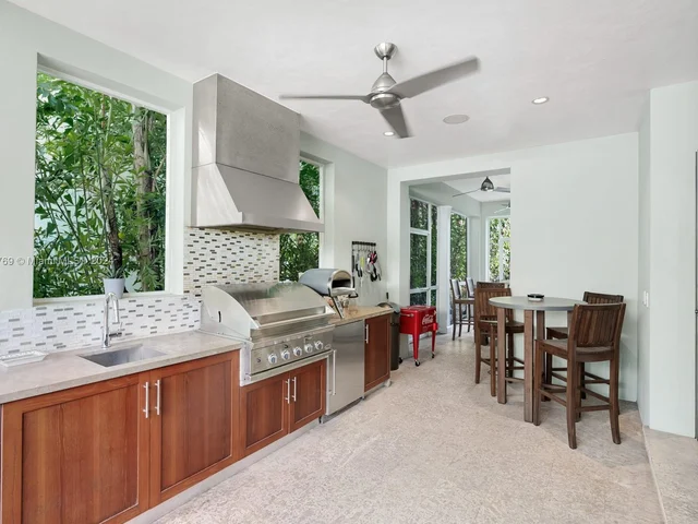 7732 Atlantic Way, Miami Beach FL 33141