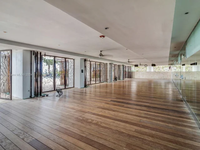 6801 Collins Ave, Miami Beach FL 33141