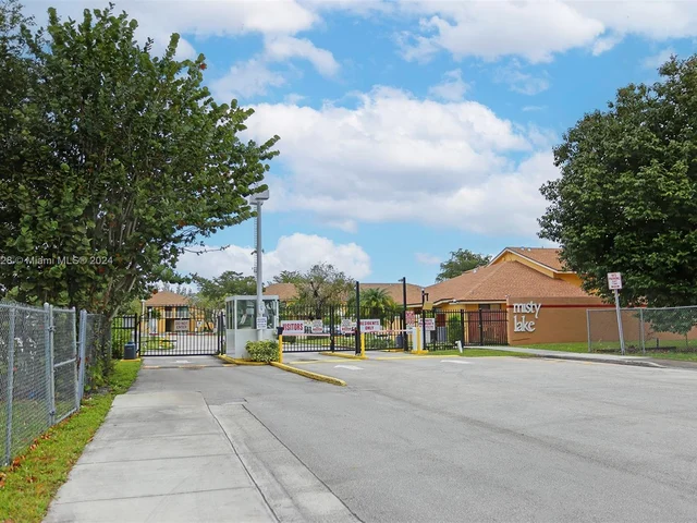 550 NW 214th St # 204, Miami Gardens FL 33169