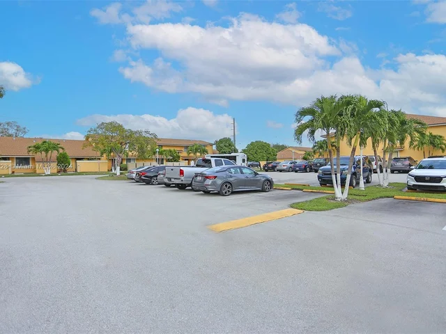 550 NW 214th St # 204, Miami Gardens FL 33169