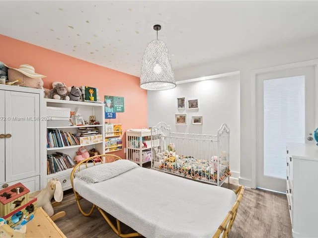 600 Grapetree Dr, Key Biscayne FL 33149