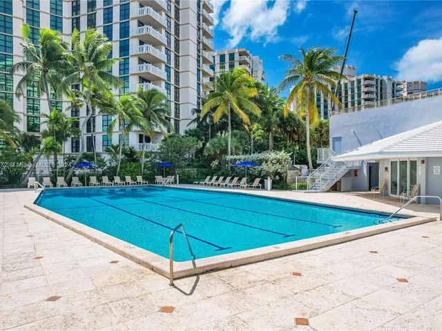 600 Grapetree Dr, Key Biscayne FL 33149