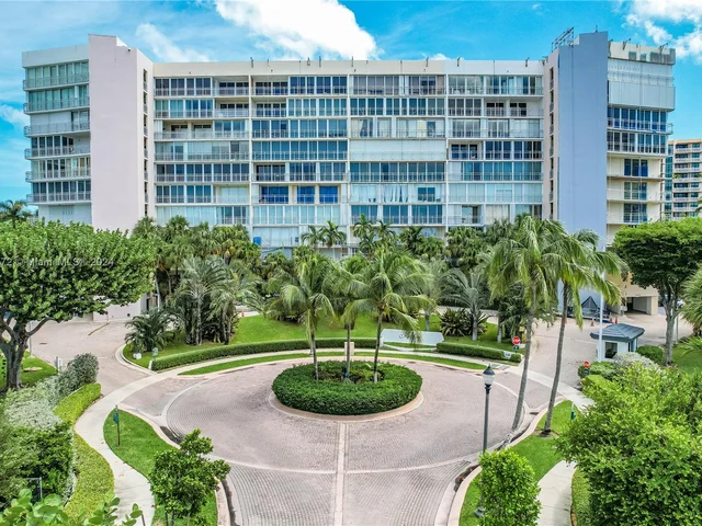 600 Grapetree Dr, Key Biscayne FL 33149