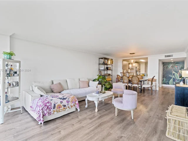 600 Grapetree Dr, Key Biscayne FL 33149