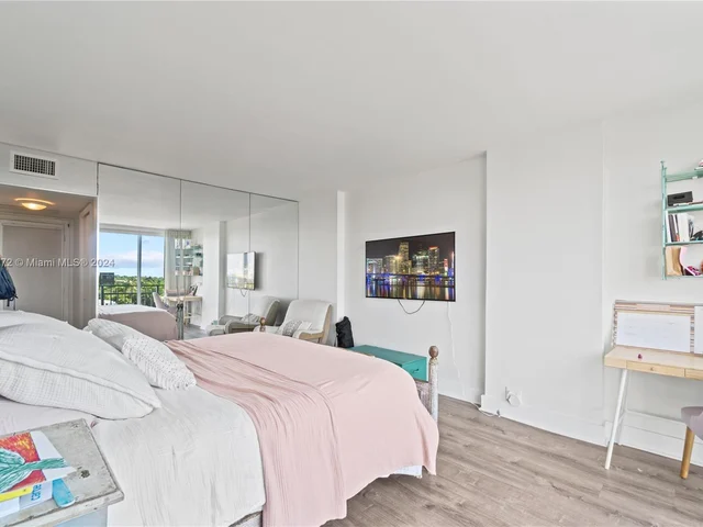 600 Grapetree Dr, Key Biscayne FL 33149