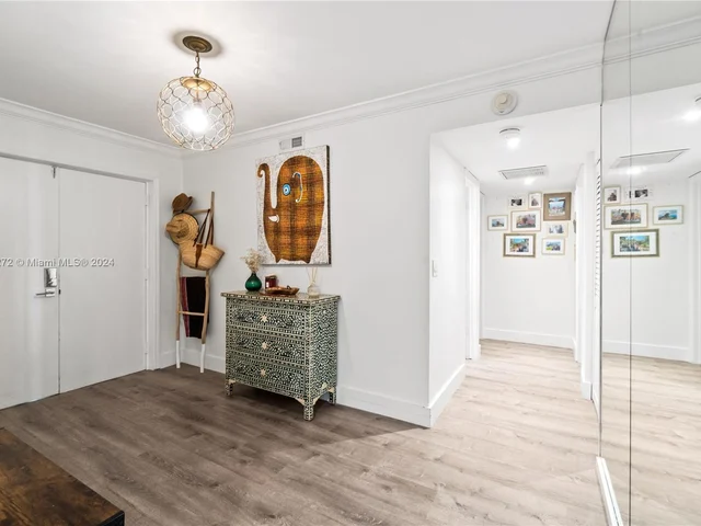 600 Grapetree Dr, Key Biscayne FL 33149