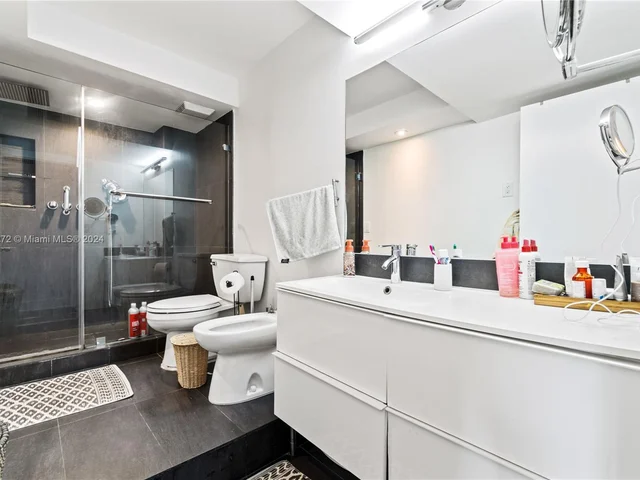 600 Grapetree Dr, Key Biscayne FL 33149