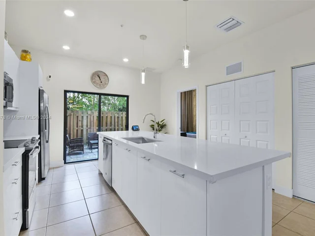 8195 NW 104th Ave # 2, Doral FL 33178