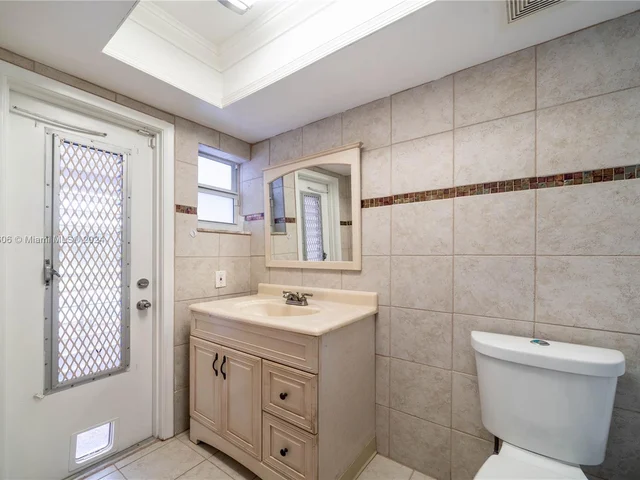 1360 NW 73rd Ave, Plantation FL 33313