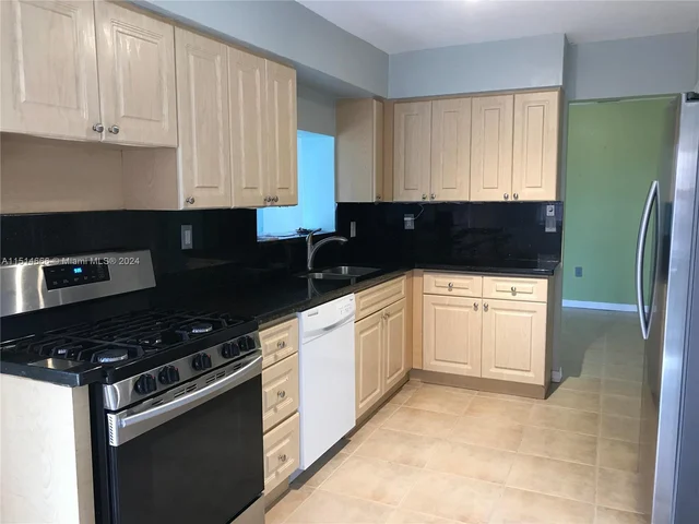 8700 NW 20th Ct, Sunrise FL 33322