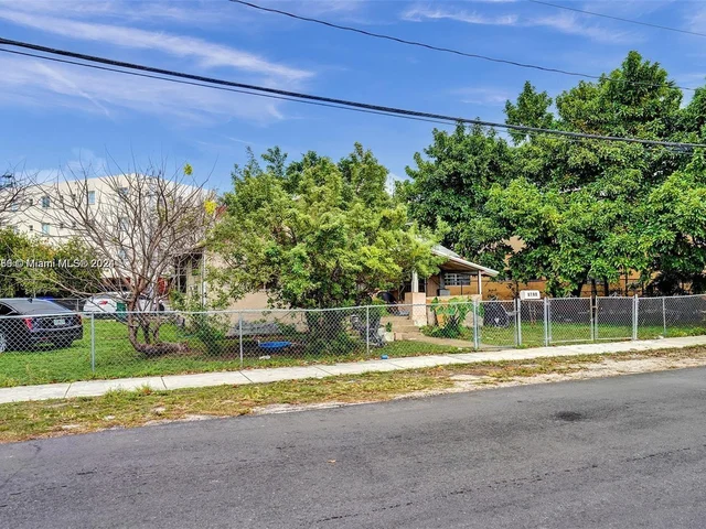1745 NW 15th St Rd, Miami FL 33125