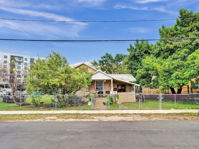 1745 NW 15th St Rd, Miami FL 33125