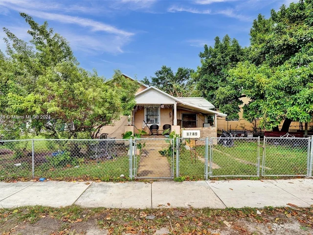 1745 NW 15th St Rd, Miami FL 33125