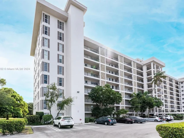 3150 N Palm Aire Dr # 805, Pompano Beach FL 33069