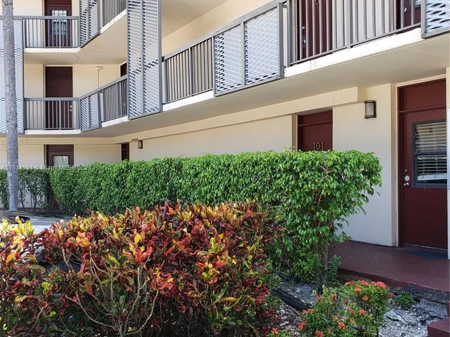 3101 N Country Club Dr # 101, Aventura FL 33180