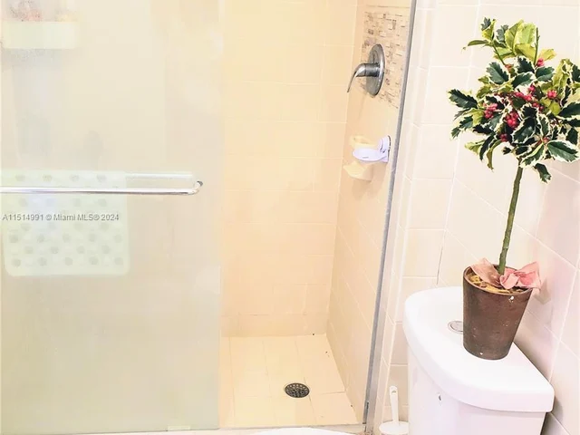 3101 N Country Club Dr # 101, Aventura FL 33180