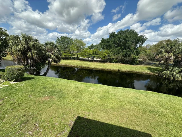 1045 Twin Lakes Dr, Coral Springs FL 33071