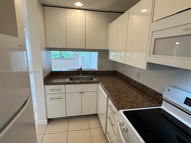 1045 Twin Lakes Dr, Coral Springs FL 33071