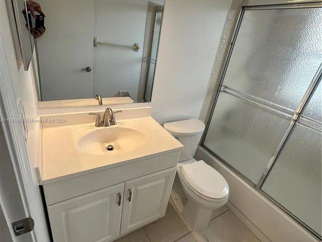 1045 Twin Lakes Dr, Coral Springs FL 33071