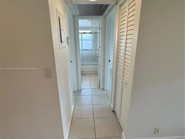 1045 Twin Lakes Dr, Coral Springs FL 33071