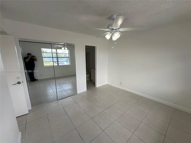 1045 Twin Lakes Dr, Coral Springs FL 33071