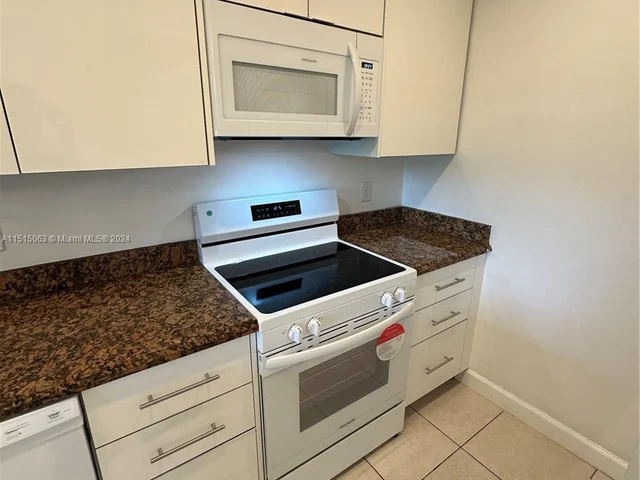 1045 Twin Lakes Dr, Coral Springs FL 33071