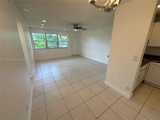 1045 Twin Lakes Dr, Coral Springs FL 33071