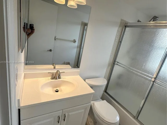 1045 Twin Lakes Dr, Coral Springs FL 33071