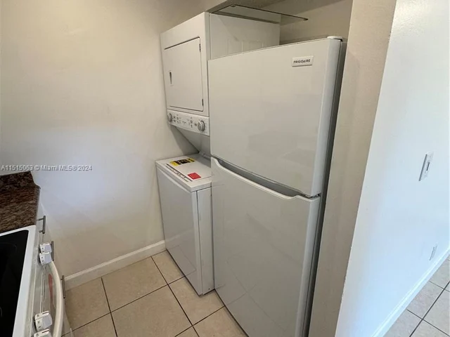 1045 Twin Lakes Dr, Coral Springs FL 33071