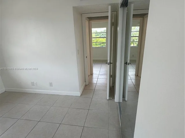 1045 Twin Lakes Dr, Coral Springs FL 33071