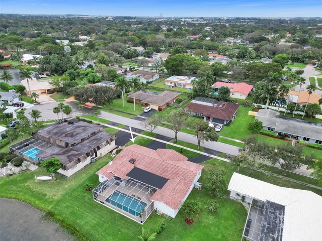 7361 SW 10th St, Plantation FL 33317