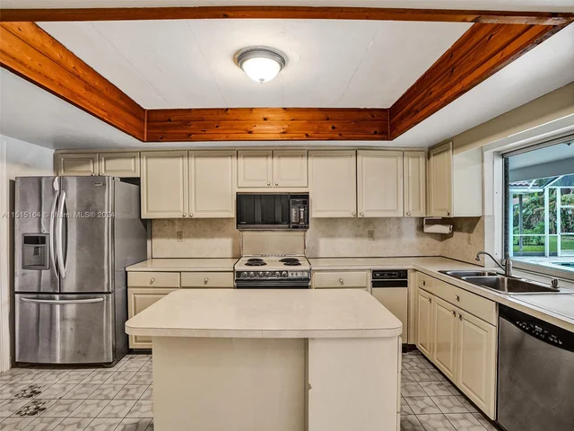 7361 SW 10th St, Plantation FL 33317