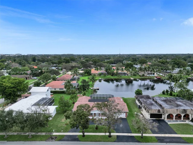 7361 SW 10th St, Plantation FL 33317