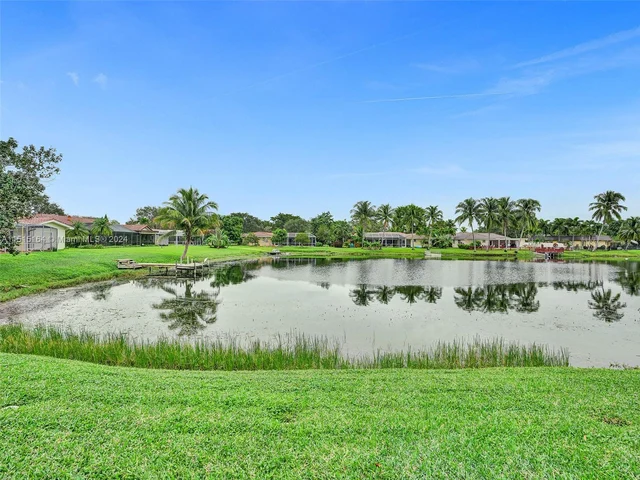 7361 SW 10th St, Plantation FL 33317