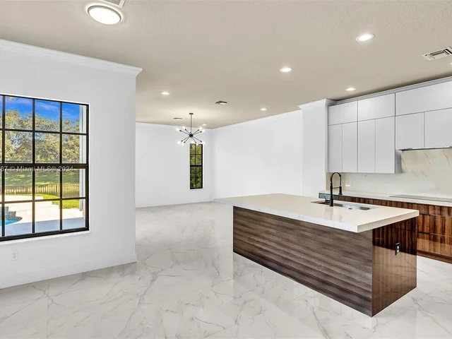 8731 NW 41st St, Cooper City FL 33024