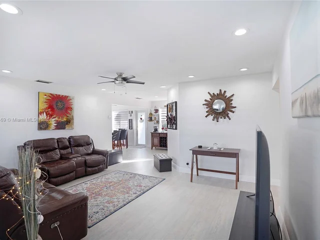 2447 Garland Cir # 196, Hollywood FL 33021