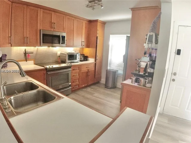 16432 NE 26th Ave # 5, North Miami Beach FL 33160