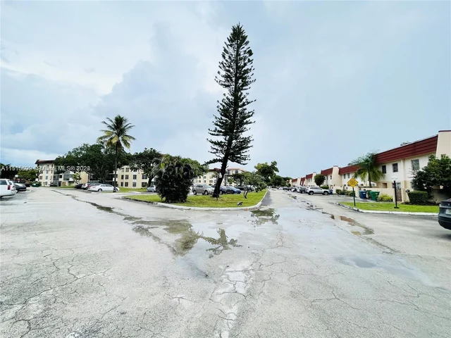 4026 Inverrary Dr # 8A, Lauderhill FL 33319