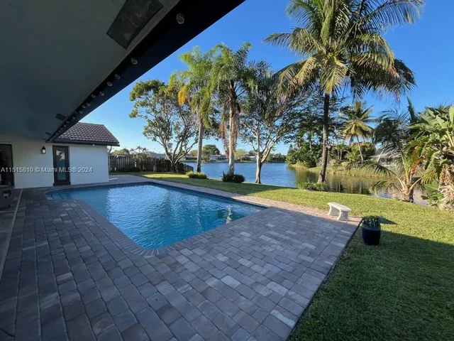 9821 NW 10th Ct, Plantation FL 33322