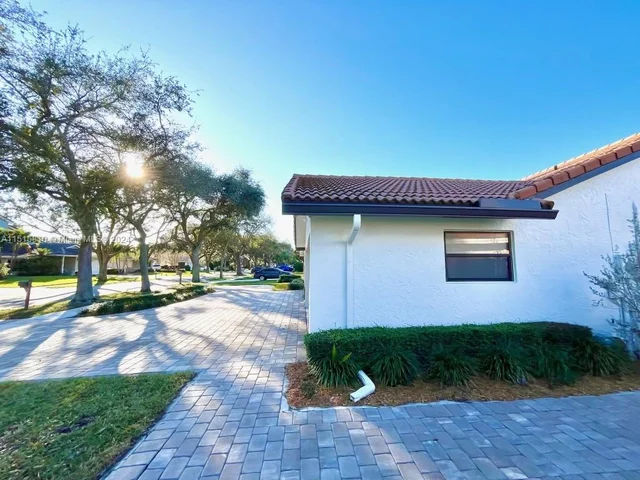 9821 NW 10th Ct, Plantation FL 33322