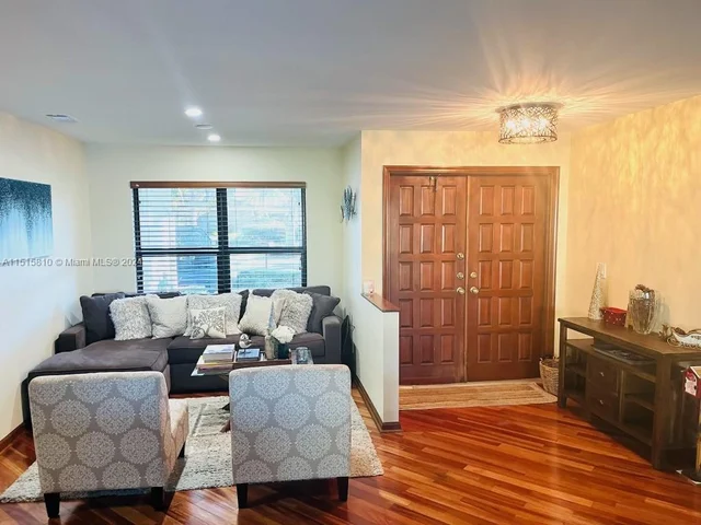 9821 NW 10th Ct, Plantation FL 33322